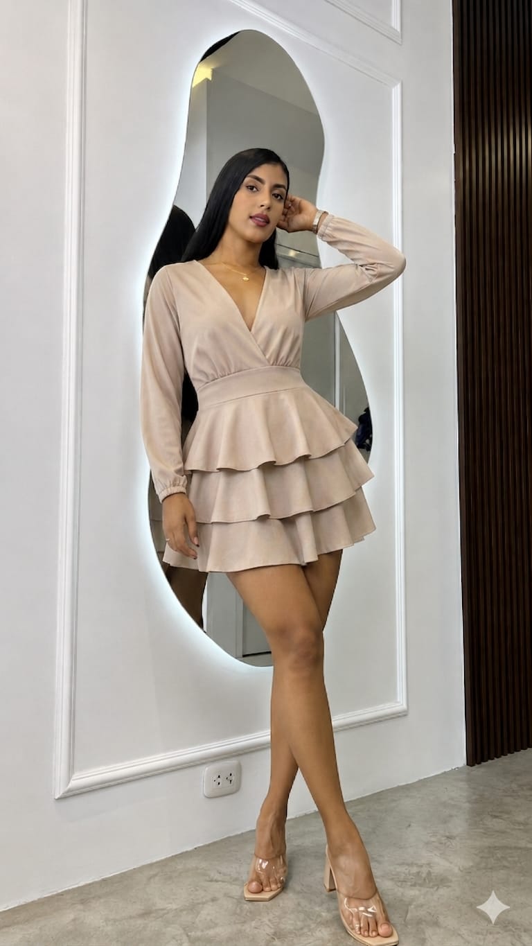 Vestido elegante en color BEIGE confeccionado en Rayón Premium, con diseño cruzado que estiliza la figura, mangas largas y falda en capas con movimiento femenino. Lleva short interno para mayor comodidad y multiligas en la espalda que brindan un ajuste perfecto al cuerpo. Talla estándar adaptable hasta talla 32 en pantalón. Ideal para salidas, eventos y ocasiones especiales. 💕