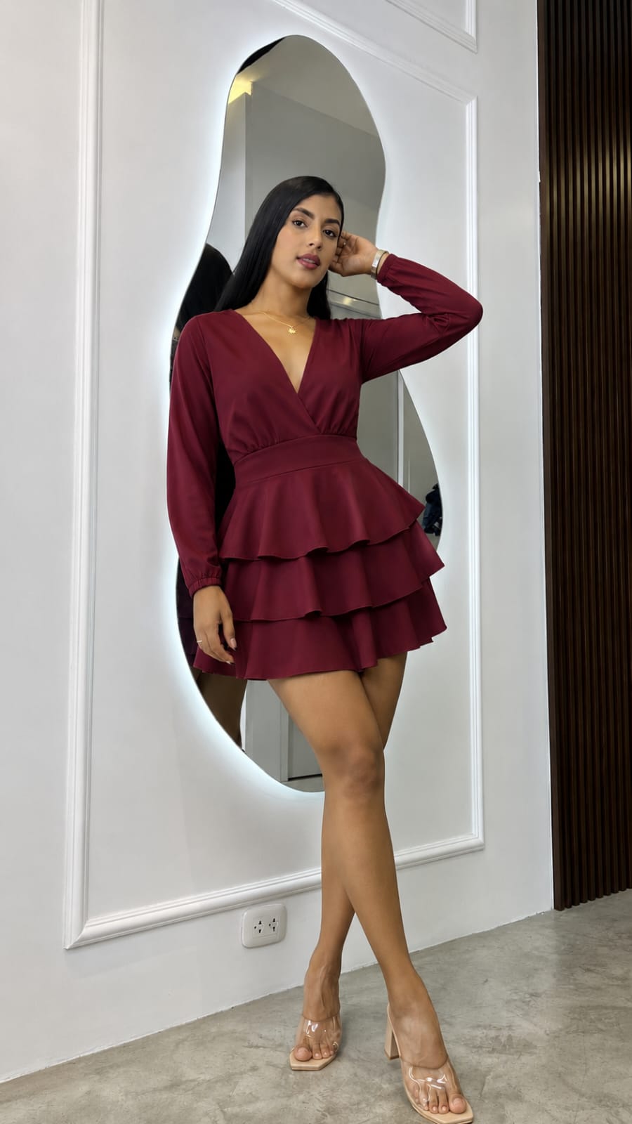 Vestido elegante en color VINO confeccionado en Rayón Premium, con diseño cruzado que estiliza la figura, mangas largas y falda en capas con movimiento femenino. Lleva short interno para mayor comodidad y multiligas en la espalda que brindan un ajuste perfecto al cuerpo. Talla estándar adaptable hasta talla 32 en pantalón. Ideal para salidas, eventos y ocasiones especiales. 💕