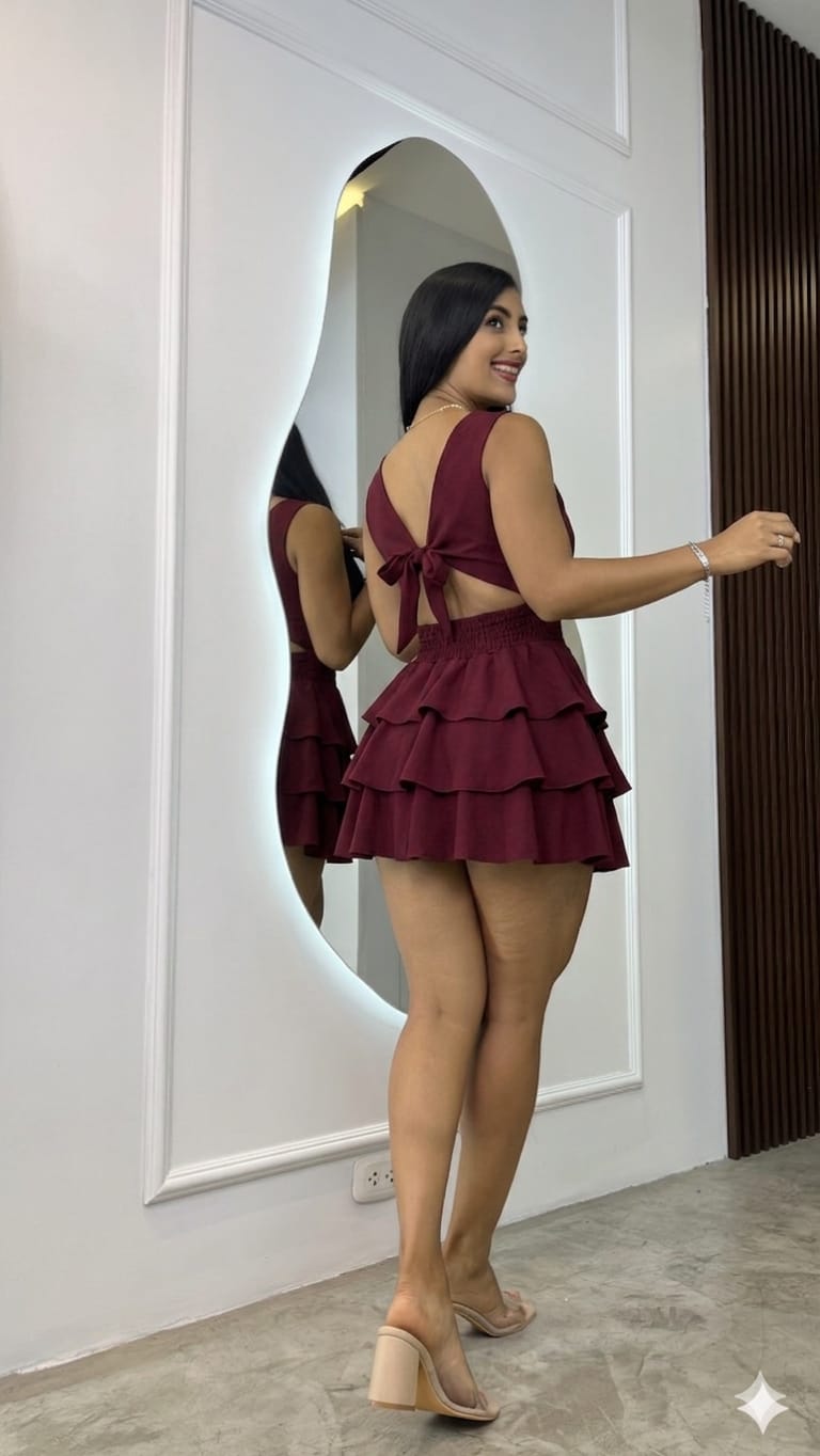 ENTERIZO elegante en color VINO confeccionado en Rayón Premium, con diseño cruzado que estiliza la figura, mangas largas y falda en capas con movimiento femenino. Lleva short interno para mayor comodidad y multiligas en la espalda que brindan un ajuste perfecto al cuerpo. Talla estándar adaptable hasta talla 32 en pantalón. Ideal para salidas, eventos y ocasiones especiales. 💕