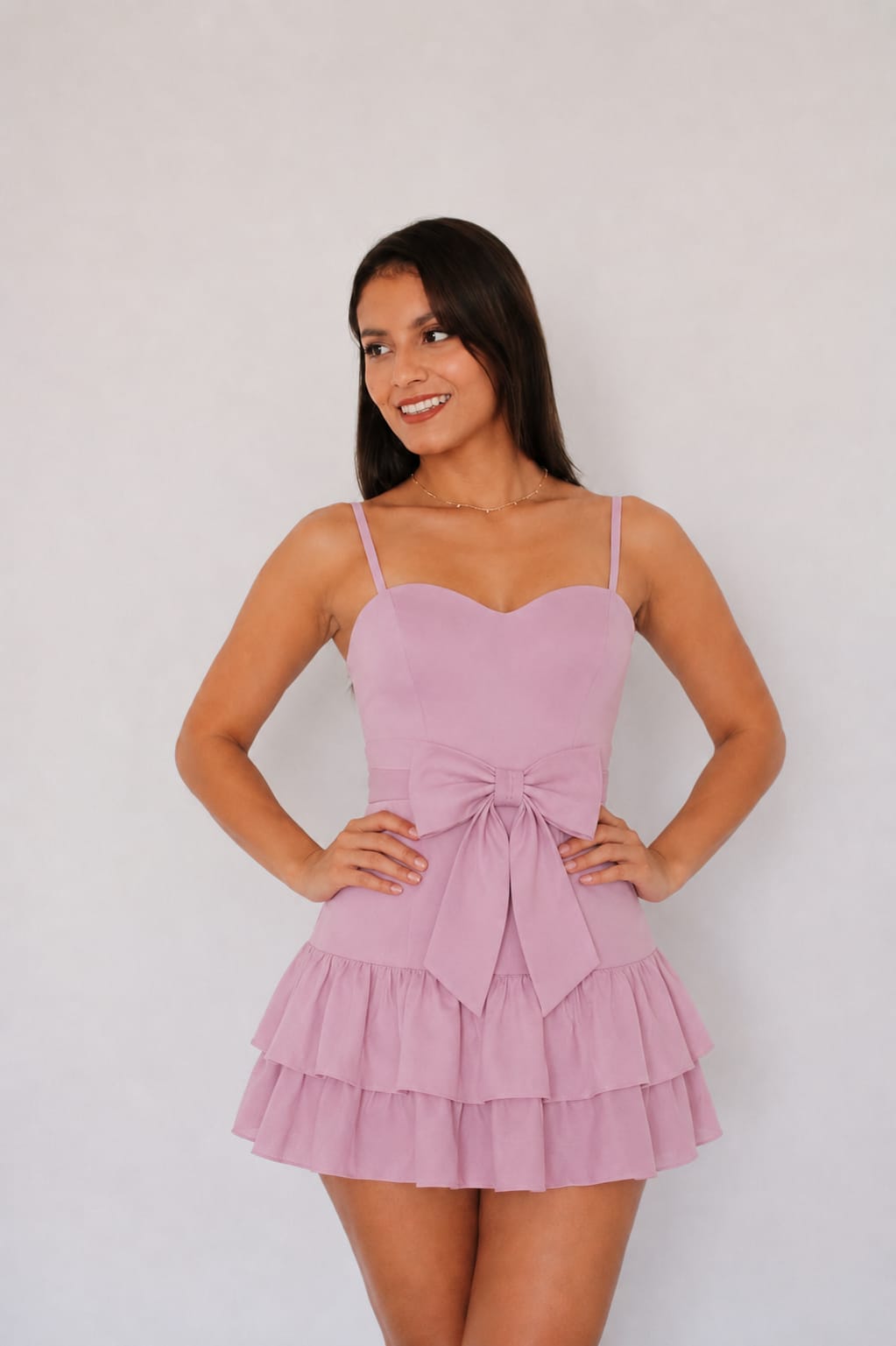 Enterizo Olivia en seda francesa color palo rosa, con tiras regulables, copa en el pecho, hermoso lazo delantero y falda con vuelos. Lleva short interno para mayor comodidad y seguridad. Diseño femenino y elegante que estiliza la figura. Ideal para salidas, eventos y looks juveniles.